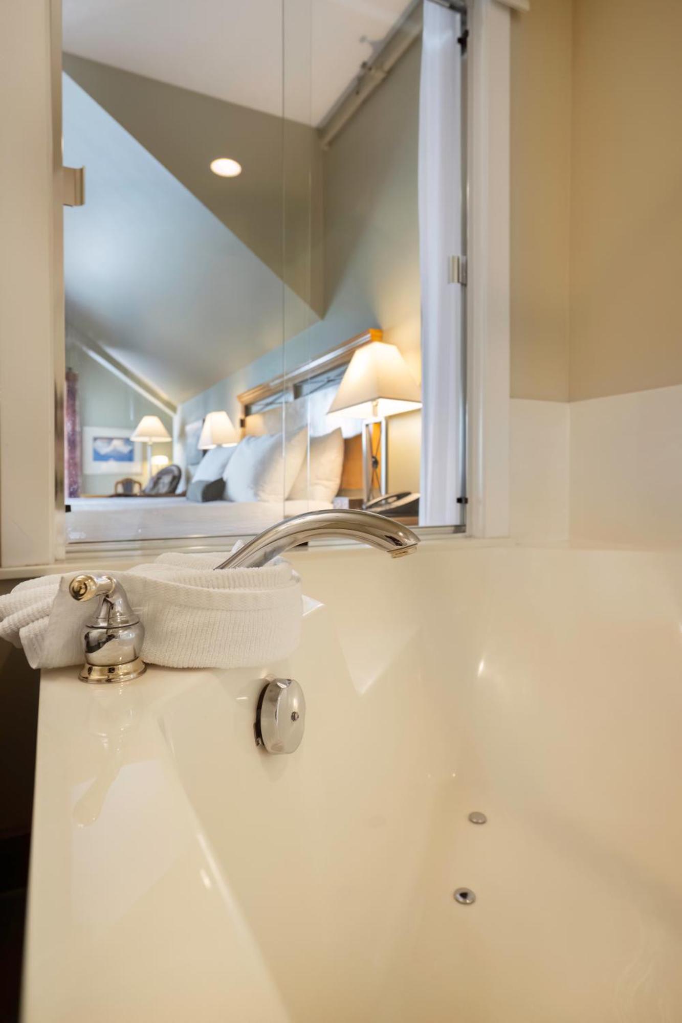 Sidney Waterfront Inn & Suites المظهر الخارجي الصورة